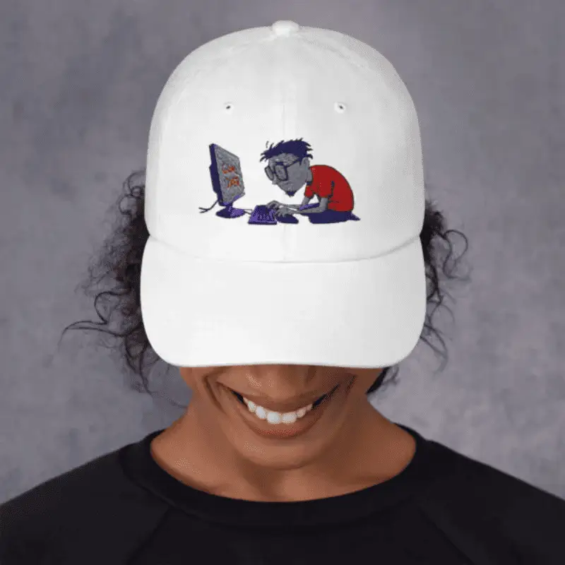 femme âge moyen arborant une casquette geek game over blanc