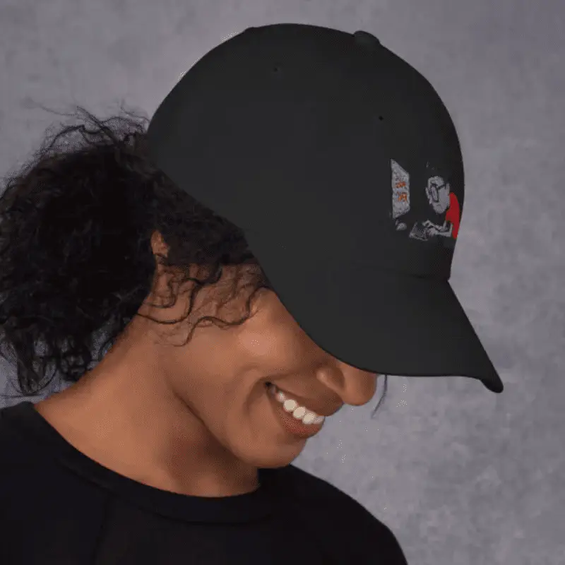 Femme de profil souriante arborant un chapeau geek game over noir.