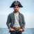 homme arborant un bonnet pirate noir