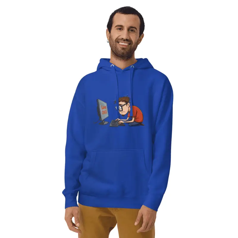 pull à capuche personnalisé team royal game over arboré par un homme souriant.