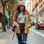 Photo : jeune femme portant la casquette lors d'une sortie en ville, style décontracté