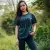 une jeune femme portant le t-shirt "Gamer" de couleur carbon grey, en pleine nature ou dans un environnement urbain décontracté
