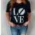 une photo macro du design "LOVE" sur le T-shirt, montrant la netteté et la qualité de l'impression