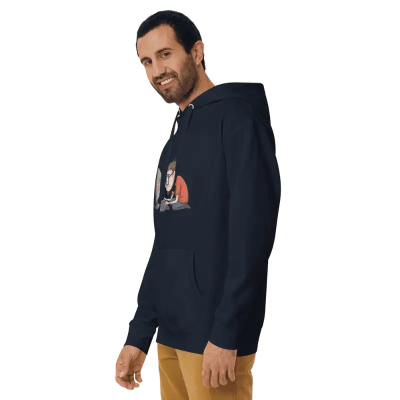 homme de profil souriant arborant un pull à capuche personnalisé game over bleu marine.