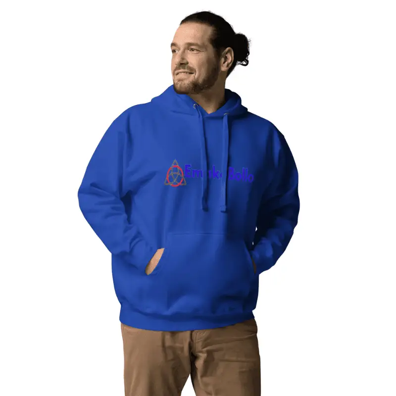 Jeune homme arborant un pull a capuche original team royal EmakoBollo