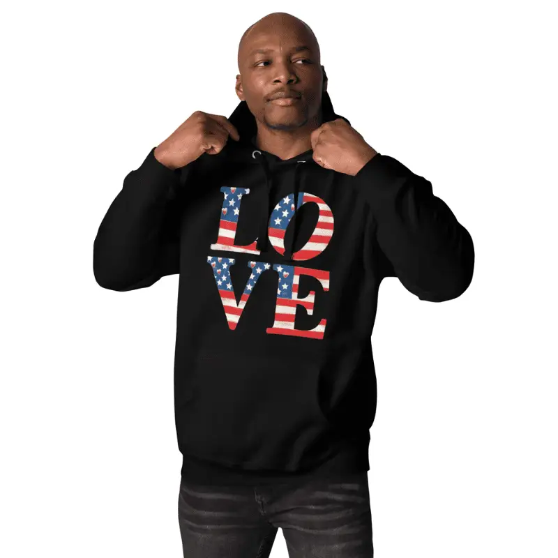 homme souriant arborant un sweat a capuche americain patriotic love noir
