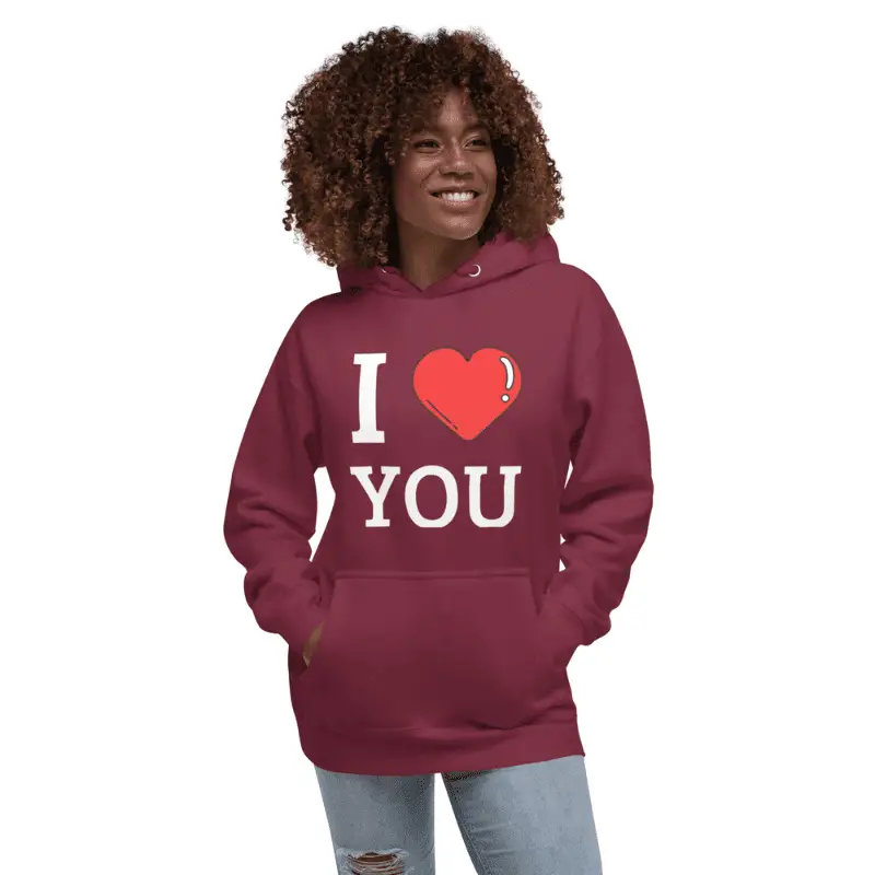 sweat à capuche classique unisexe bordeaux I Love You arboré par une femme d'âge moyen.