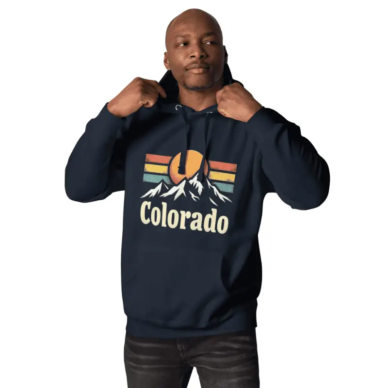 Homme âge moyen arborant un sweat à capuche colorado belu marine.