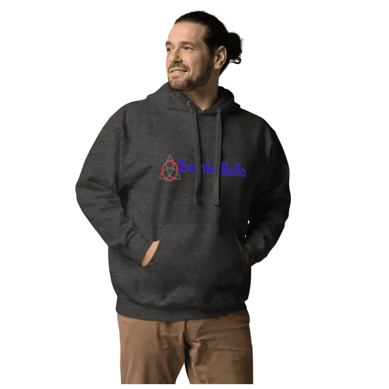 sweat a capuche homme original charcoal heather EmakoBollo arboré par un jeune