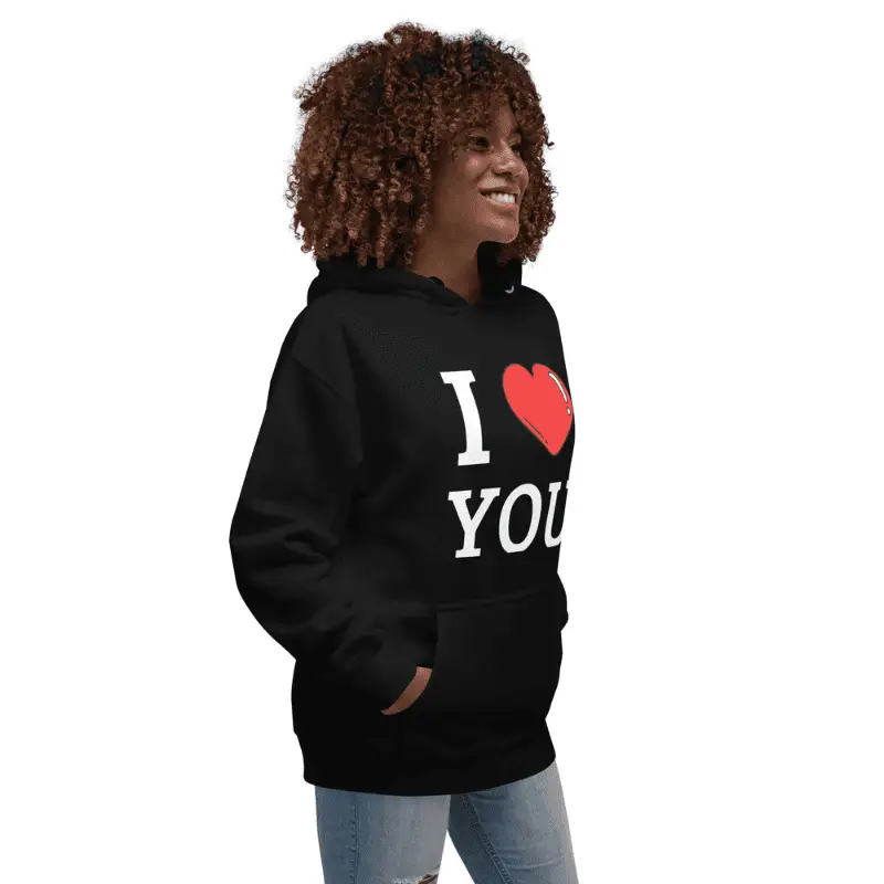 sweat classique noir unisexe I LOVE YOU arboré par une femme souriante de profil.
