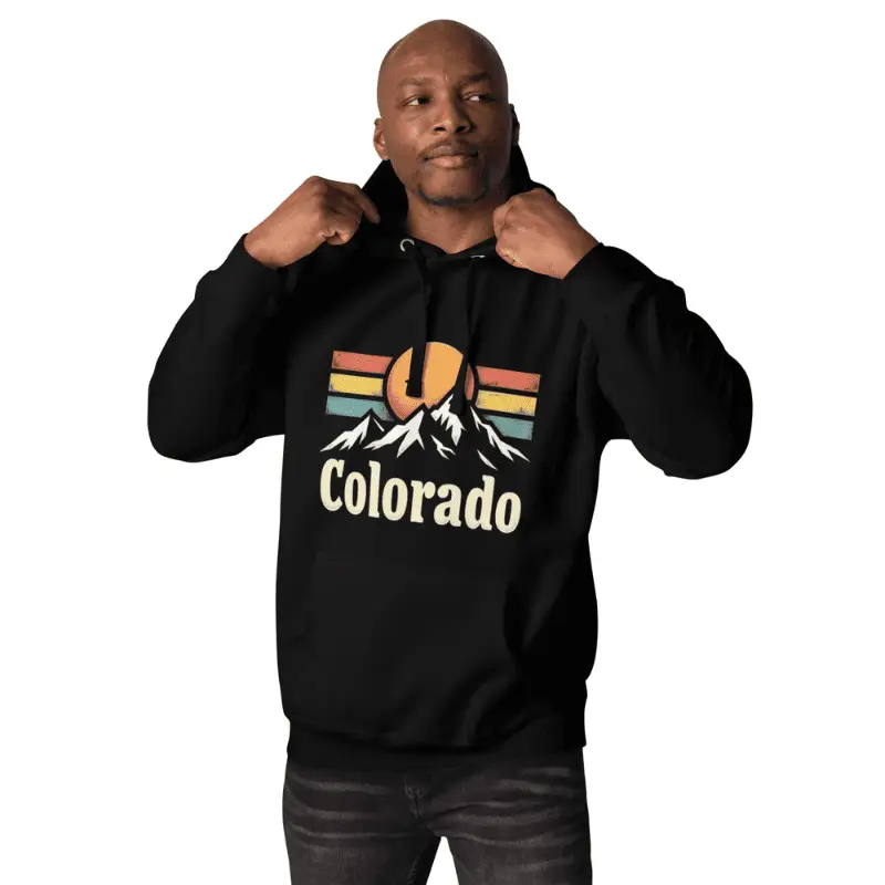 Jeune homme arborant un sweat à capuche colorado noir