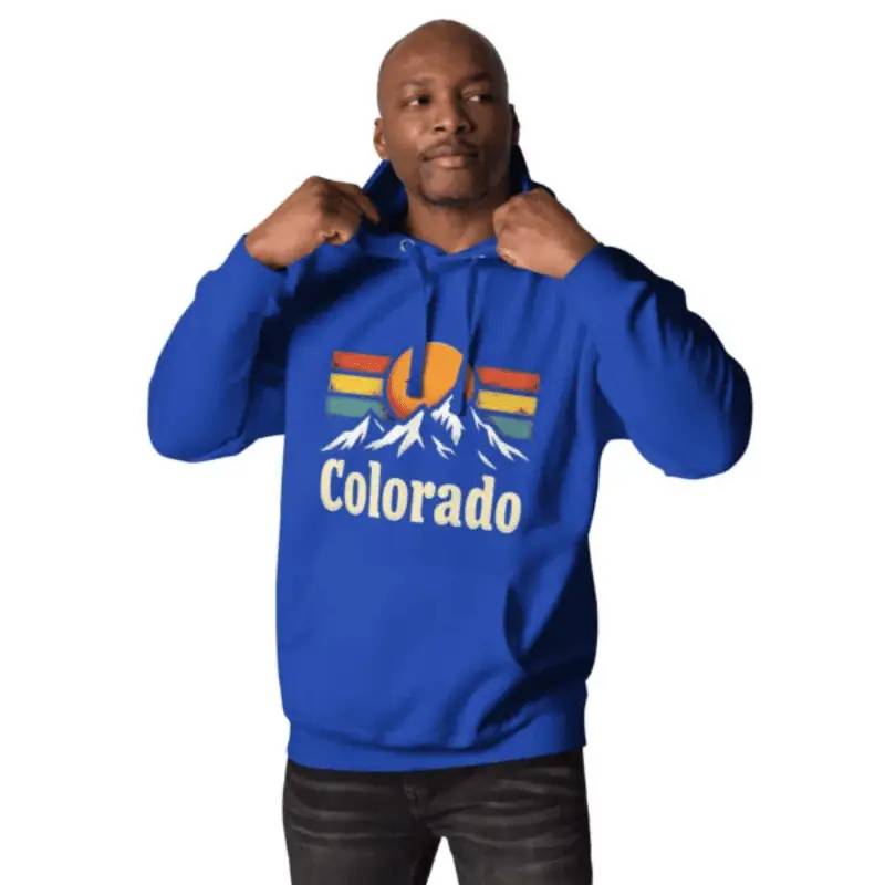 Sweat à capuche colorado vibes arboré par un jeune homme.