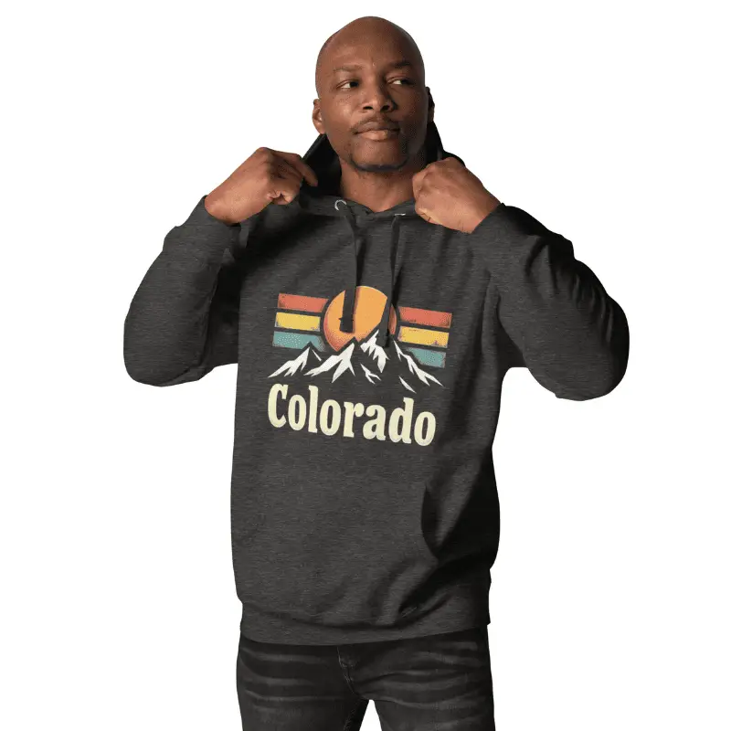 sweat colorado : vibes le sweat tendance à commander arboré par un jeune homme.