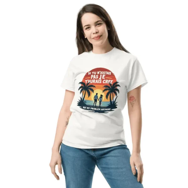 Femme souriante arborant un T-shirt pour couple : Affirmez votre amour, style inimitable.