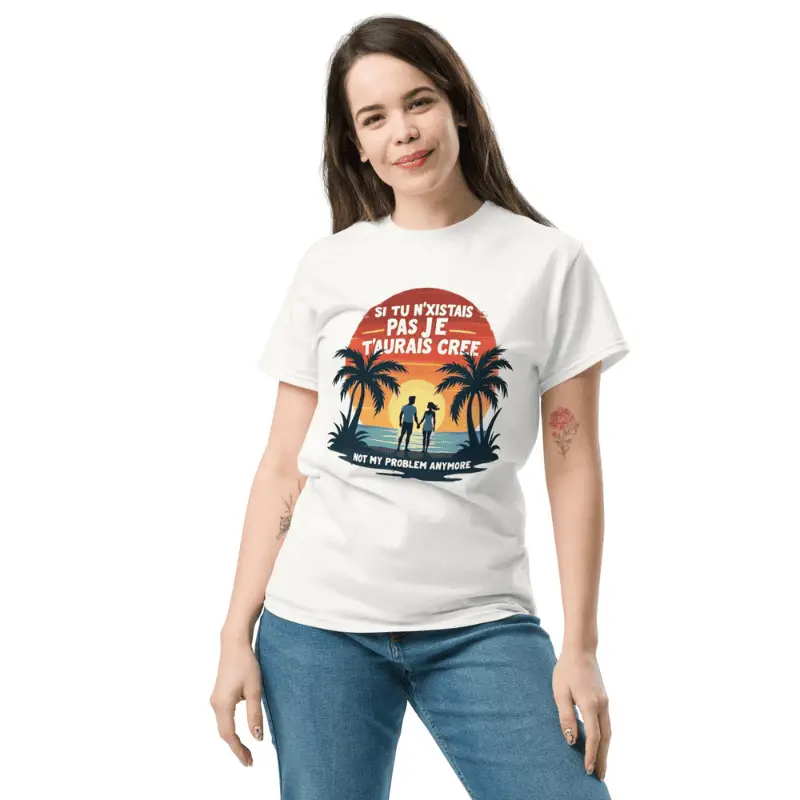 Femme souriante arborant un T-shirt pour couple : Affirmez votre amour, style inimitable.