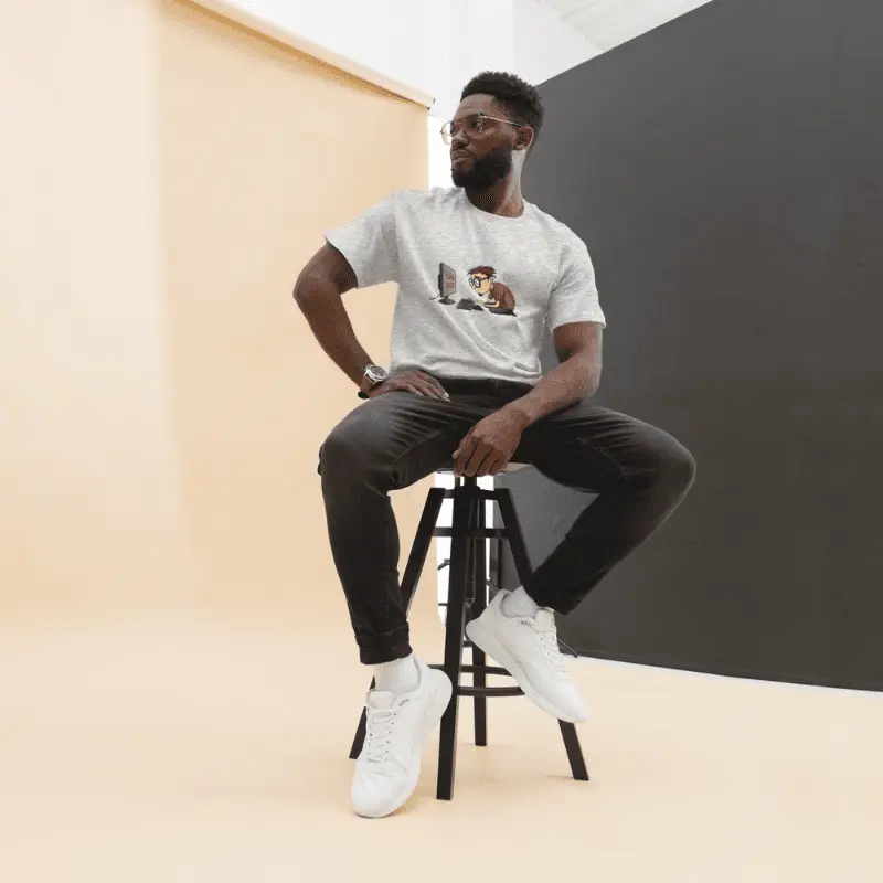 Jeune assis sur un tabouret arborant un t-shirt game over gris sport