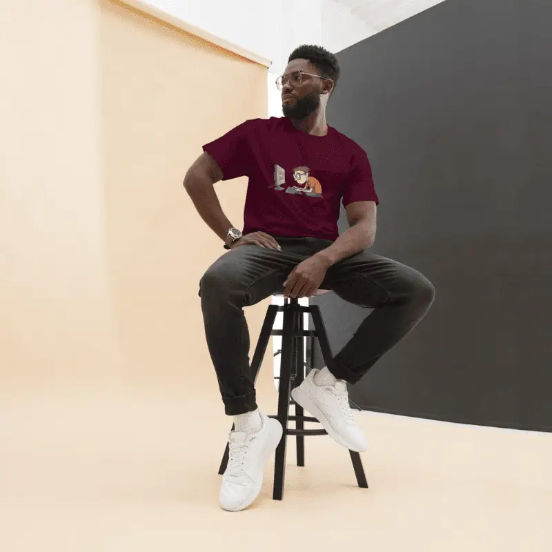 t-shirt classique homme bordeaux game over arboré par un homme assis sur un tabouret