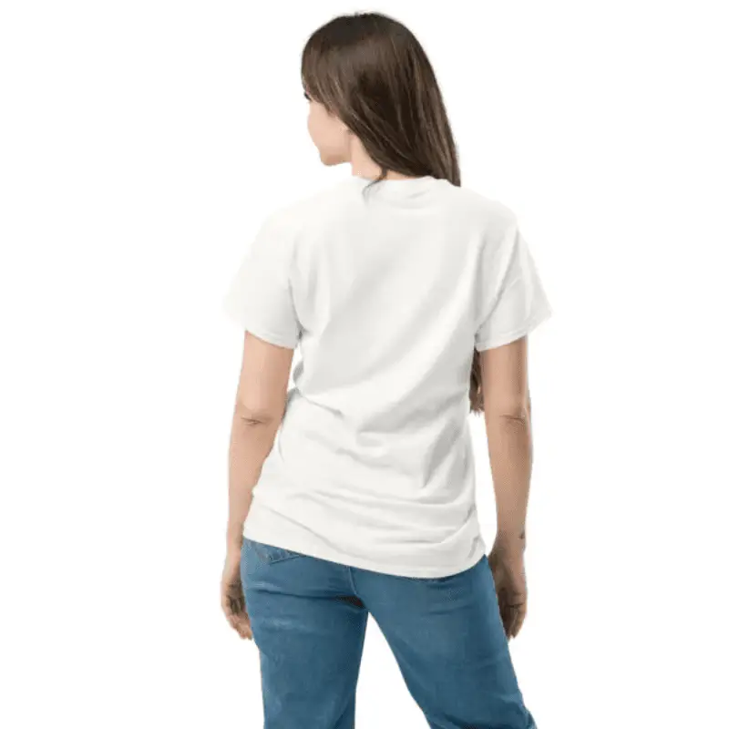 Femme de dos portant un t-shirt pour couple blanc