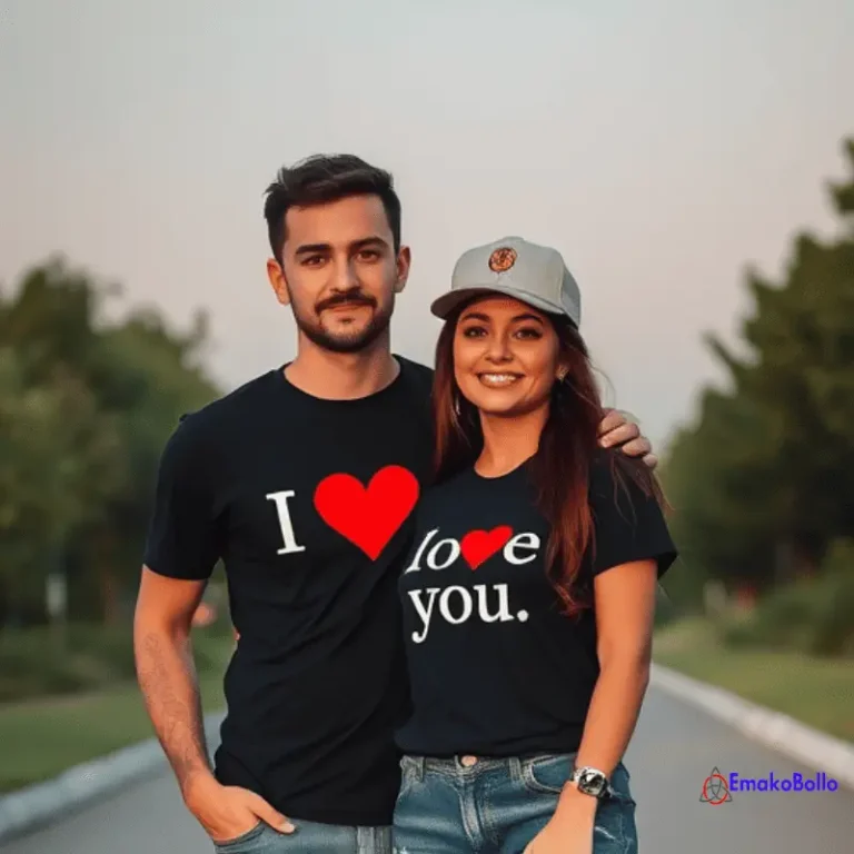 Jeune couple arborant un t shirt couple personnalisé noir