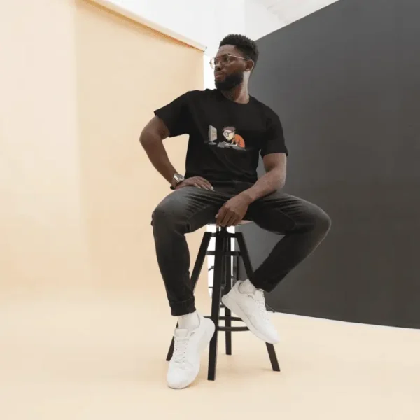 homme assis sur un tabouret arborant un t-shirt game over noir.