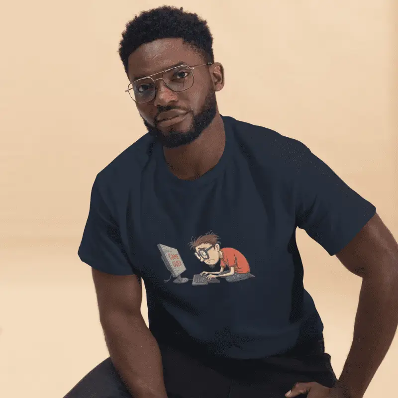 Jeune homme assis arborant un t-shirt game over bleu marine.