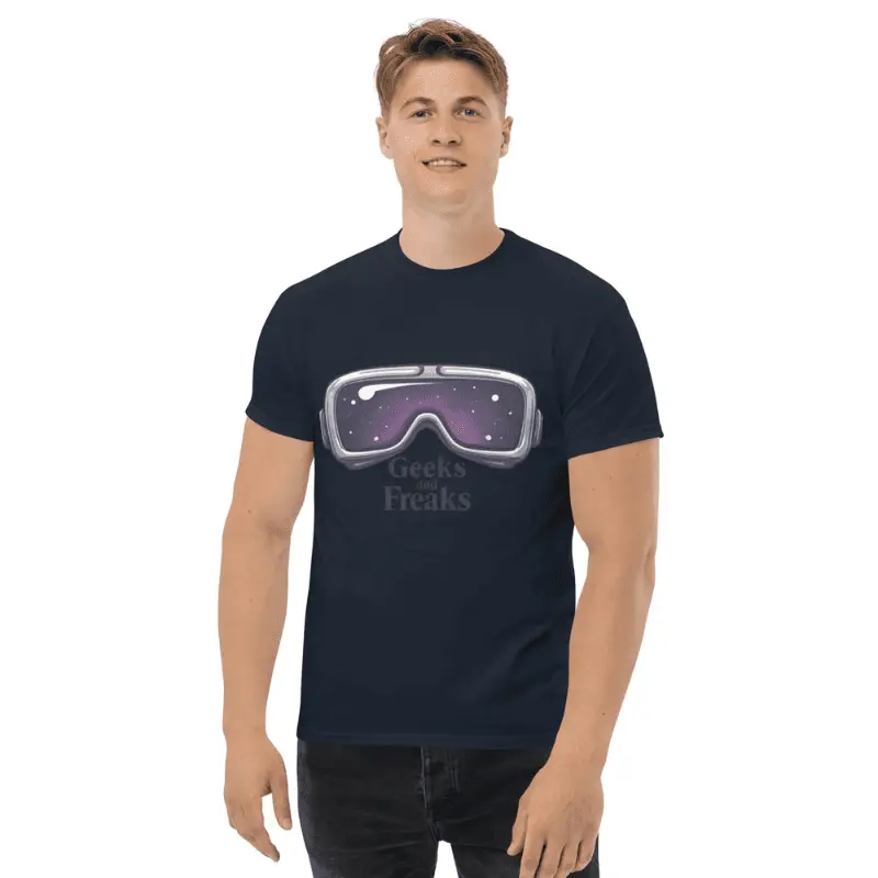 Homme arborant un t-shirt gamer geek bleu marine