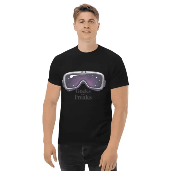 Jeune souriant arborant un t-shirt gamer geek noir imprimé geeks and freaks