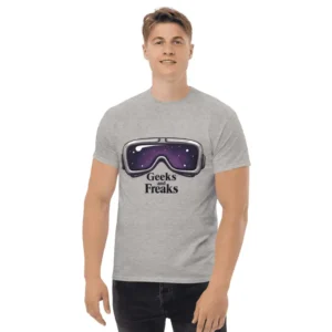 homme âge moyen arborant un t-shirt jeux video retro gris sport