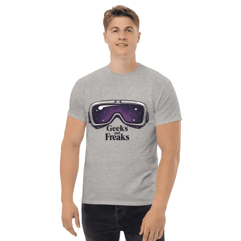 homme âge moyen arborant un t-shirt jeux video retro gris sport