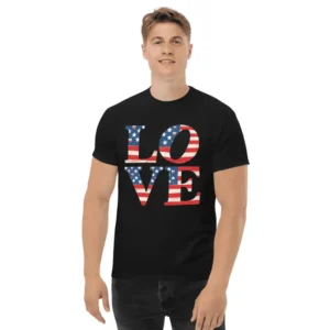 Homme souriant arborant un t-shirt patiotic love americain noir.