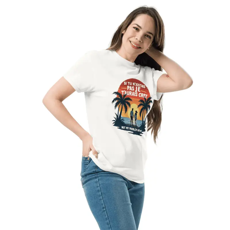 Femme souriante arborant un t-shirt pour couple blanc 'Amour Rétro"