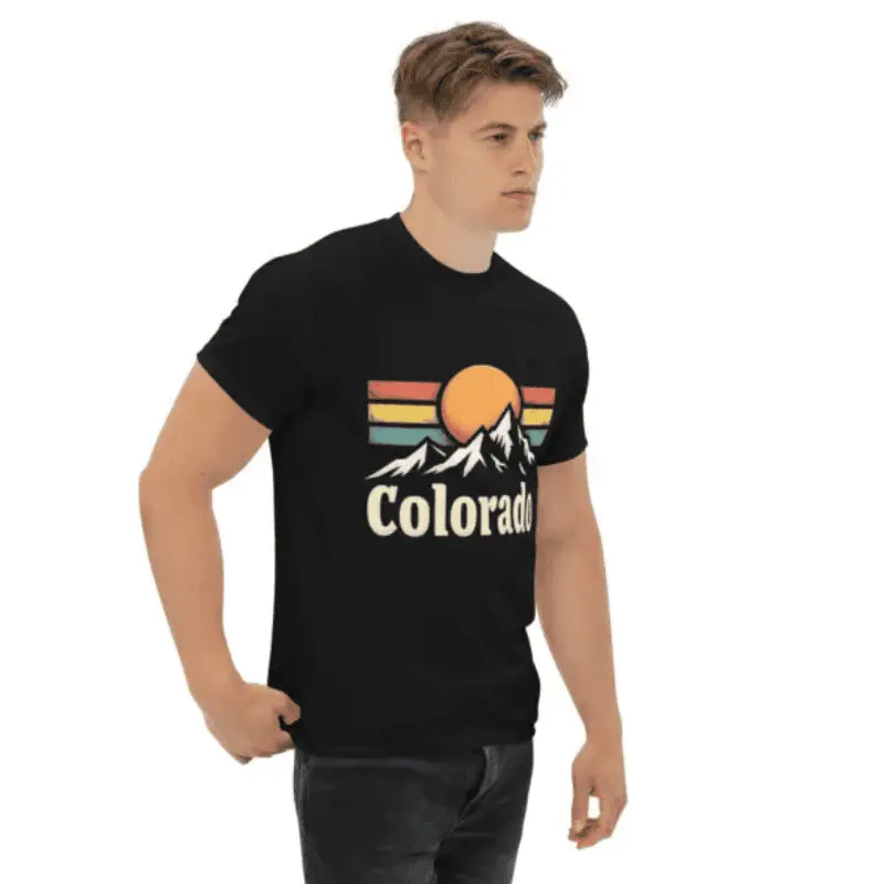 Jeune homme de profil arborant un t-shirt classique colorado unisexe noir