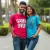 un couple souriant, portant chacun un t-shirt "Geek chic" de couleurs différentes, posant ensemble
