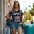 une jeune femme dynamique, portant le T-shirt americain Love, dans un cadre urbain